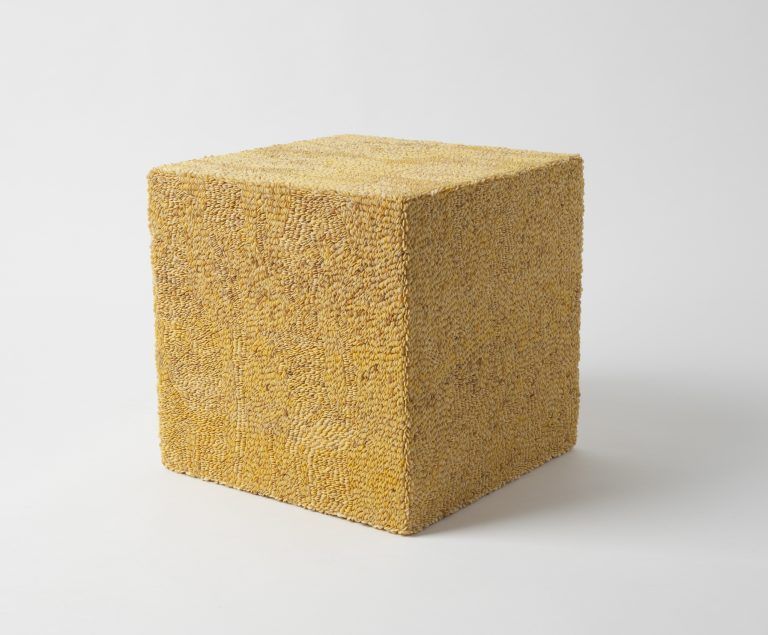 Bild 1 - Mari Iwamoto - O.T., Würfel aus Paprikasamen.jpg