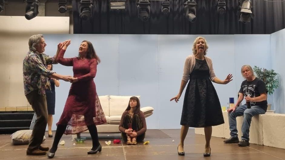 Flirten mit 60 Plus – in "Blütenträume" sind sieben Mutige auf der Suche nach Liebe