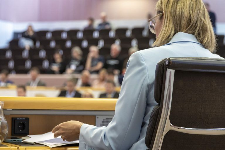 Land der Schüler statt Land der Lehre: Landtag auf Ursachensuche