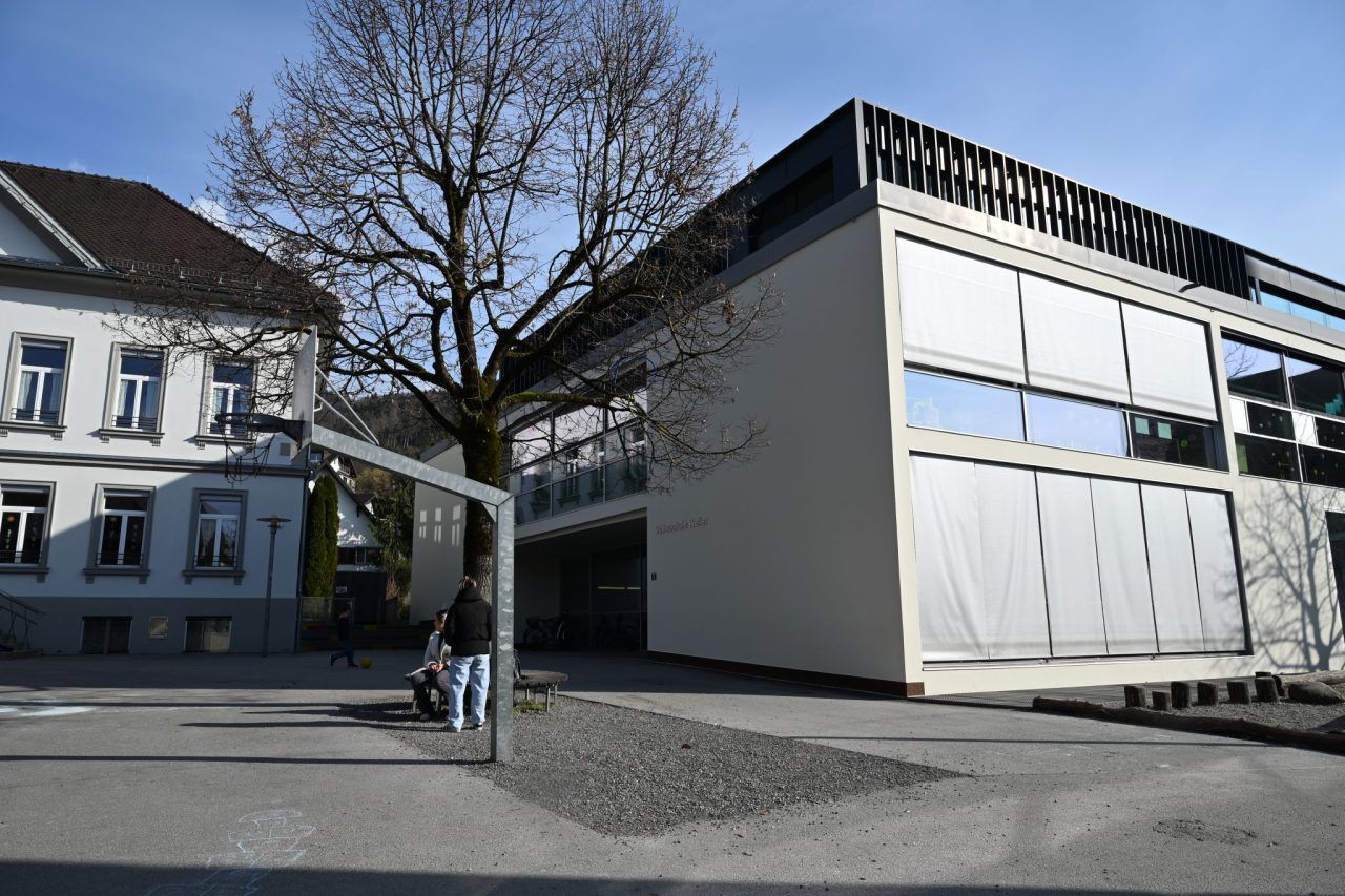 Grün statt Asphalt vor der Volksschule