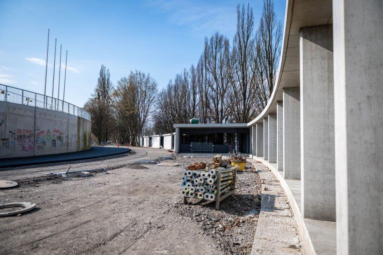 Die „Schlange“ füllt sich mit Leben: Bregenzer Strandbad vor der Fertigstellung