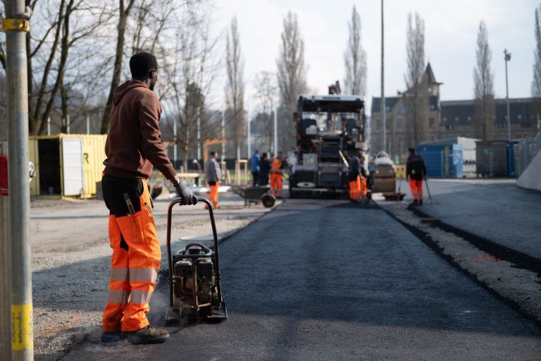 Die „Schlange“ füllt sich mit Leben: Bregenzer Strandbad vor der Fertigstellung