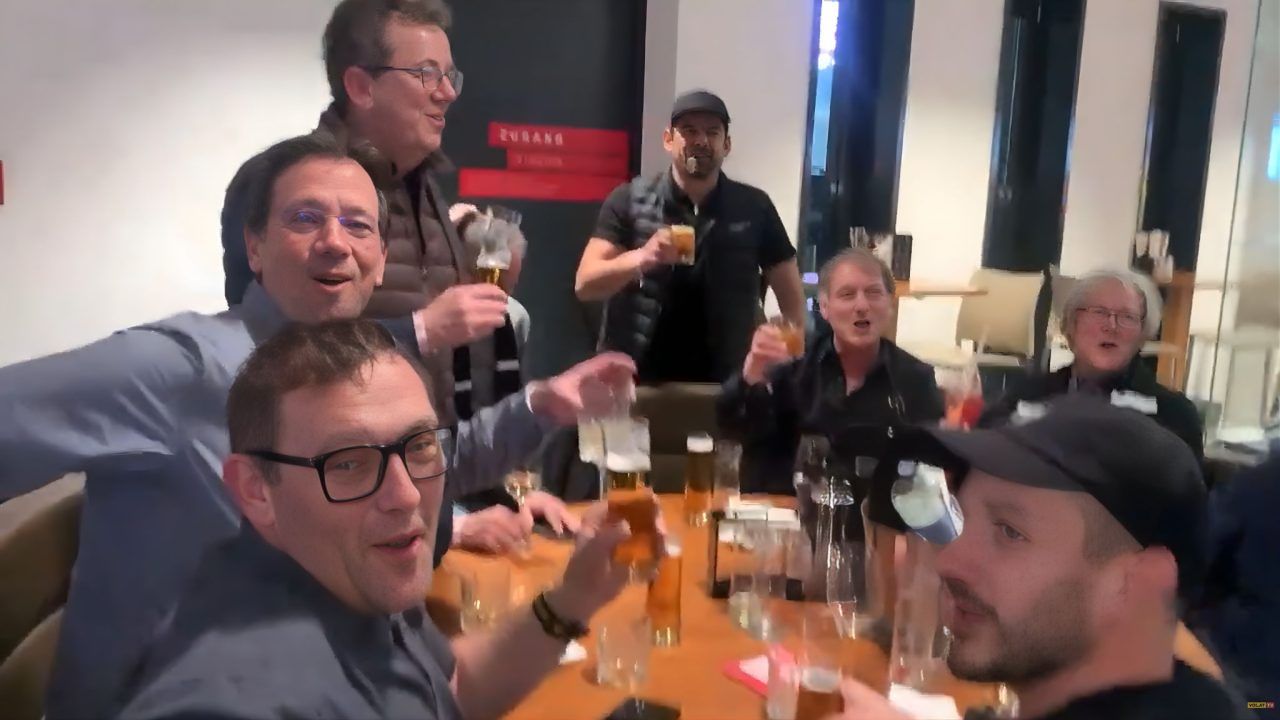 Noch keine große Sause, aber die Fans sangen und die Spieler tanzten