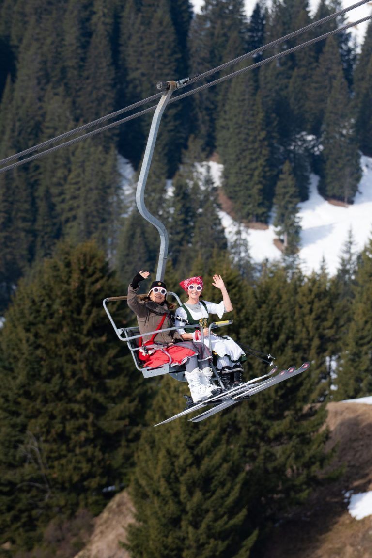 "Ein gelungener Neustart": Dirndl Ski Gaudi bringt Tracht und Party auf die Pisten von Damüls