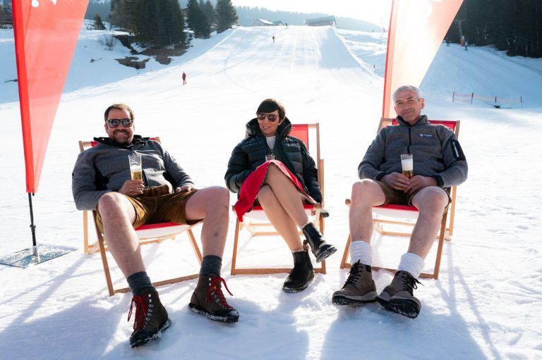 "Ein gelungener Neustart": Dirndl Ski Gaudi bringt Tracht und Party auf die Pisten von Damüls