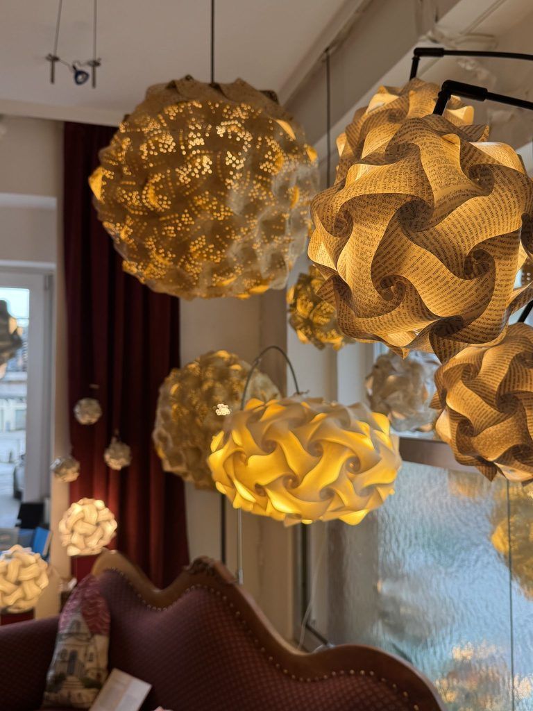 "Jede Lampe erzählt eine Geschichte" – Birgit Sargant gestaltet aus unterschiedlichsten Materialien Licht