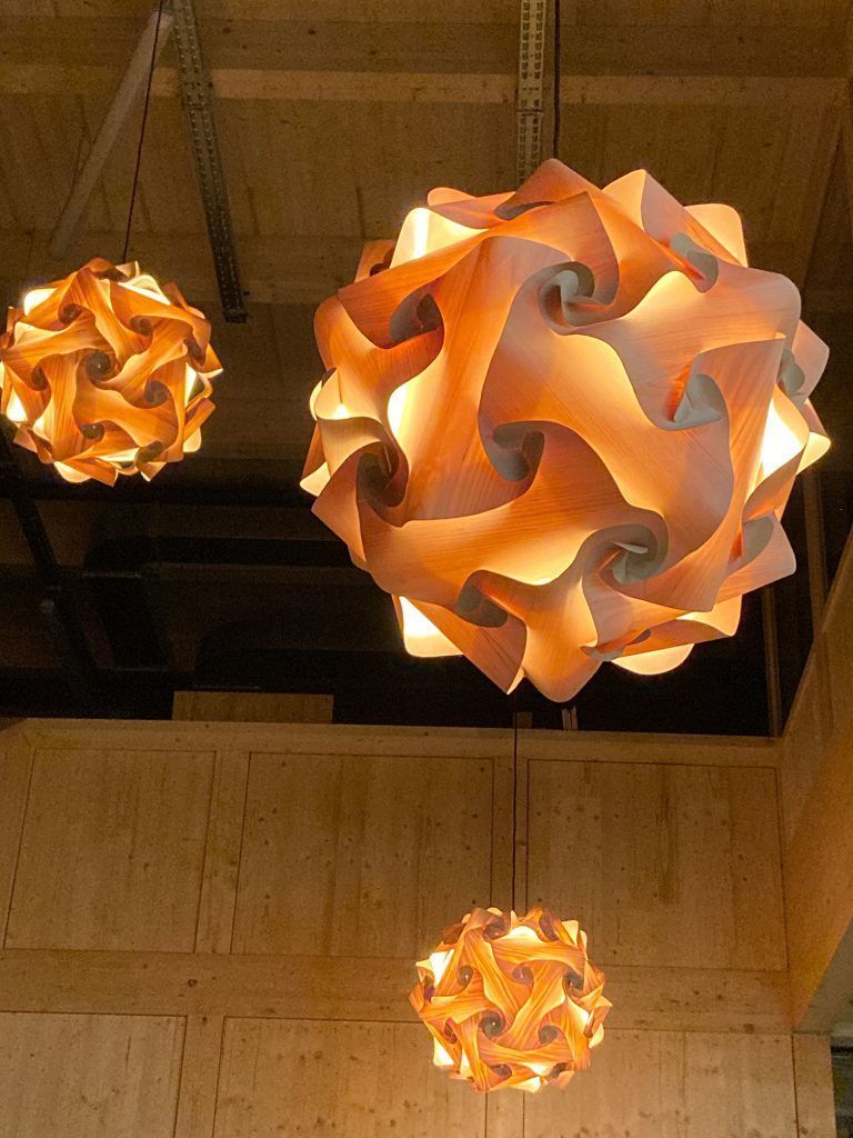 "Jede Lampe erzählt eine Geschichte" – Birgit Sargant gestaltet aus unterschiedlichsten Materialien Licht