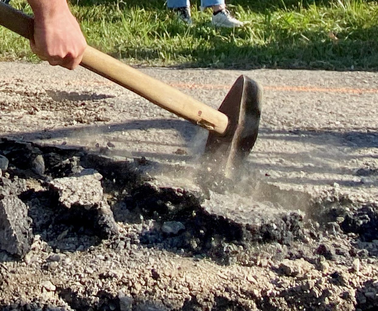 Grün statt Asphalt vor der Volksschule