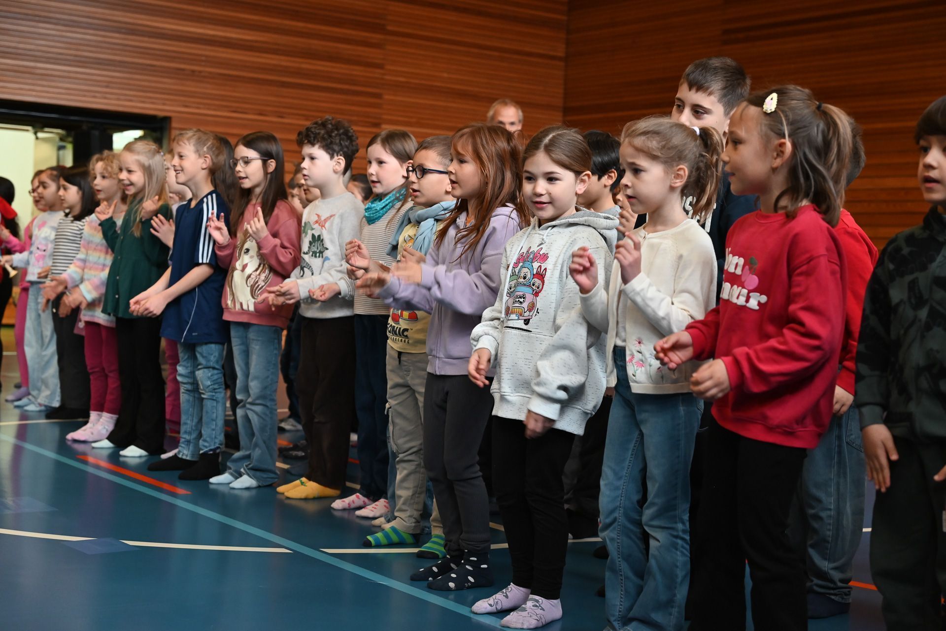 Die Erstklässler, Deutsch- und Förderklasse führte ihr Lied