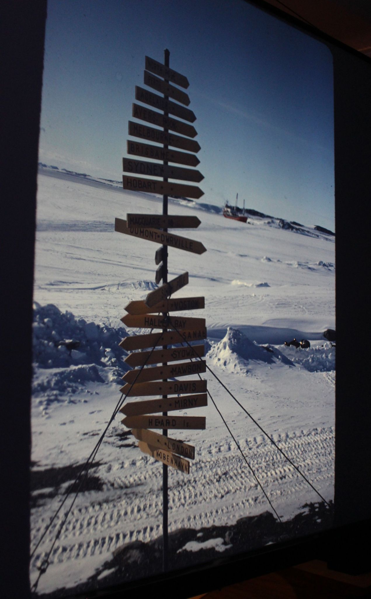 Der riesige Wegweiser in der Forschungsstation ist nur ein Scherz, denn in Wirklichkeit wird sich von hier aus niemand auf den Weg nach Sydney oder Melbourne und schon gar nicht nach London oder Kopenhagen machen.   