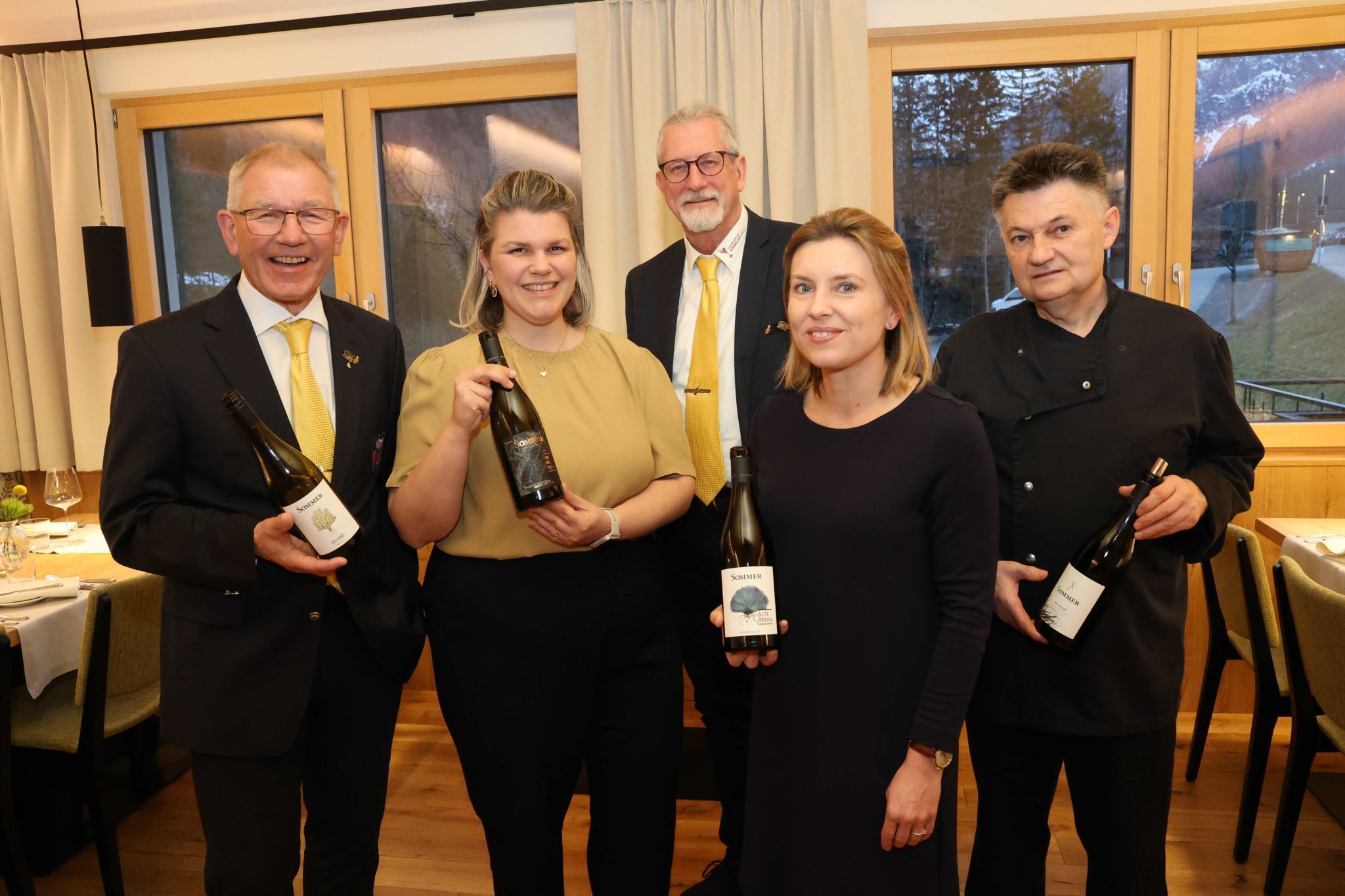 Peter Schedler, Juliana Knöpfl-Schedler, VSOV-Präs. Peter Stöger, Winzerin Kathrin Sommer und Küchenchef Miladin Panic. 