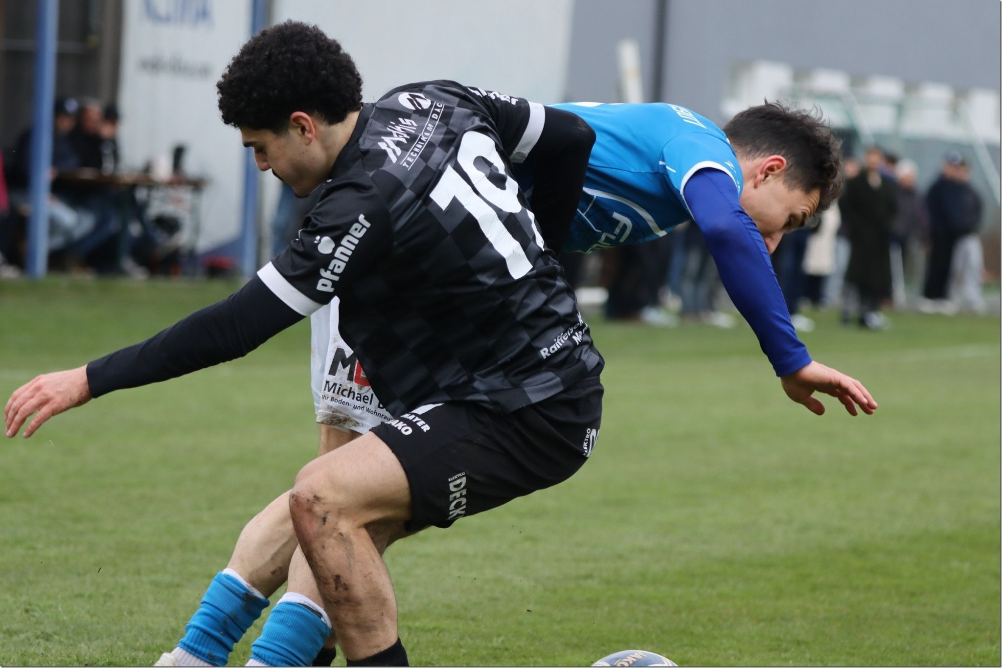 Durch Fouls wird er gestoppt. KNOBEL