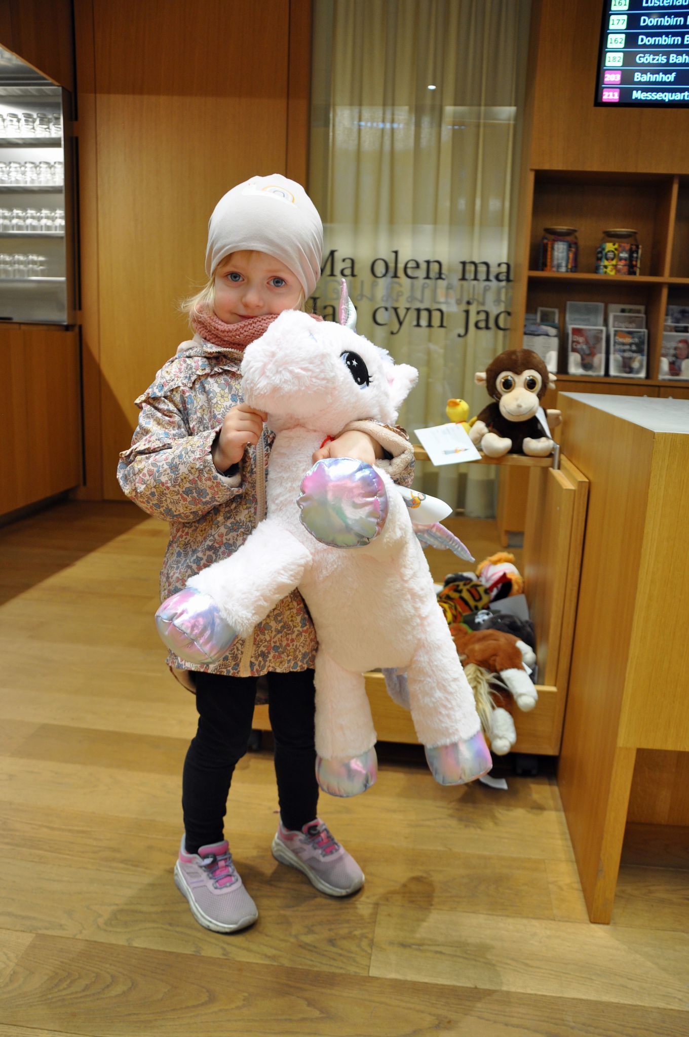 Lilly (4) brachte ihr Einhorn Milli zur Sleepover-Party in der Stadtbibliothek vorbei.