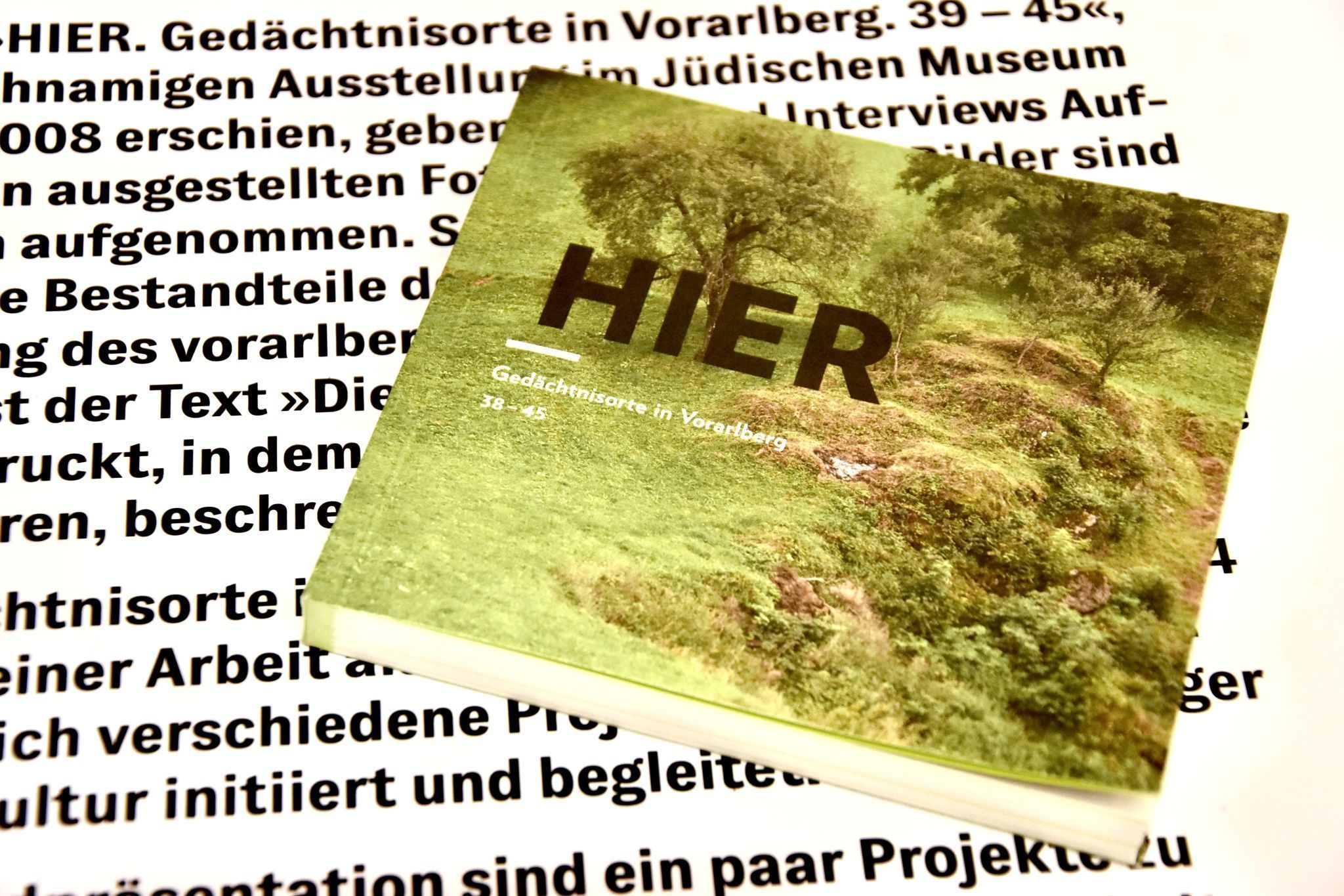 Im Katalog „HIER. Gedächtnisorte in Vorarlberg. 39 - 45“ geben Texte und Interviews Aufschluss zu den ausgestellten Fotografien von Sarah Schlatter.
