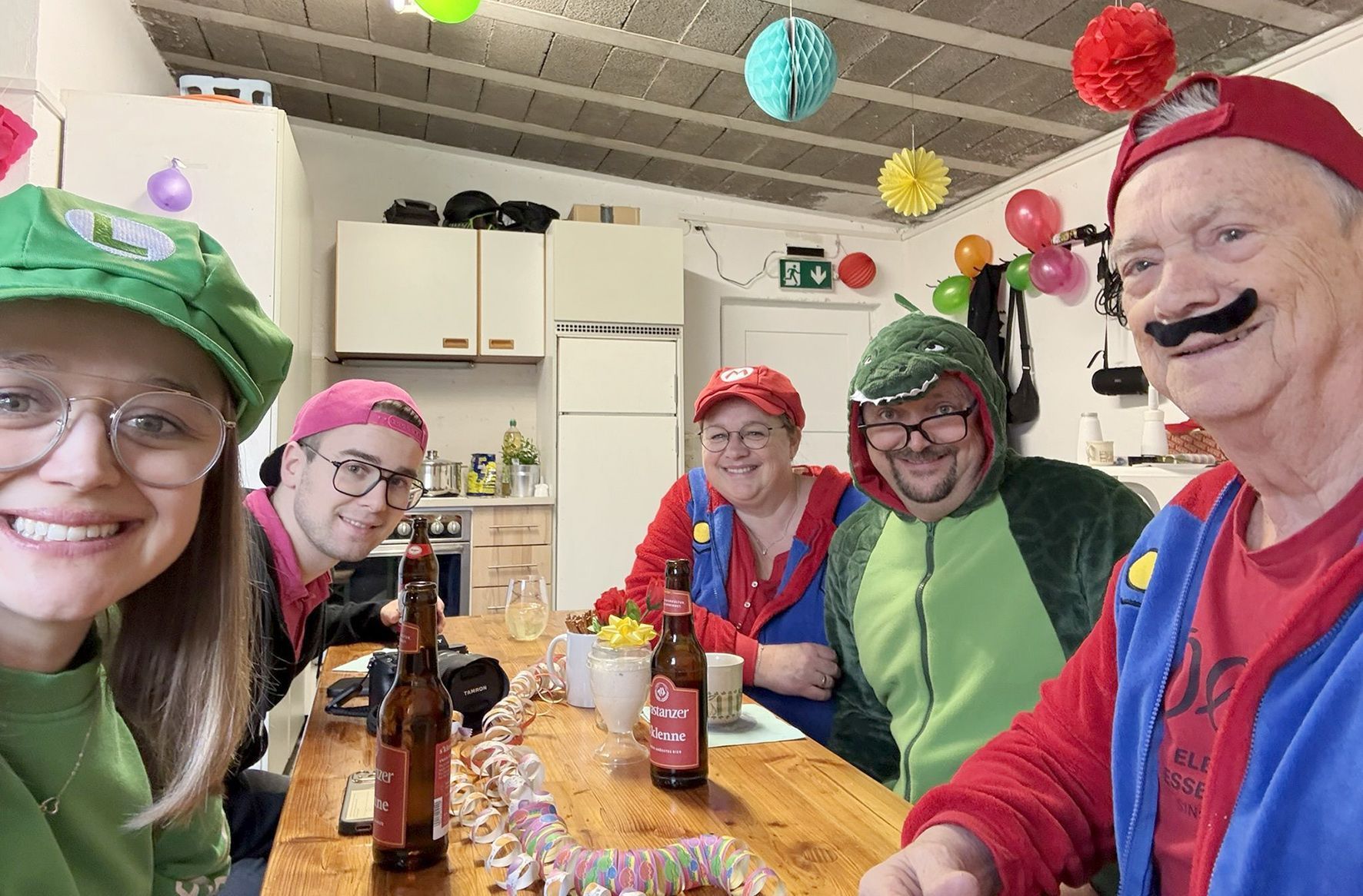 Familienmensch Gerhard beim Faschings-Stelldichein.