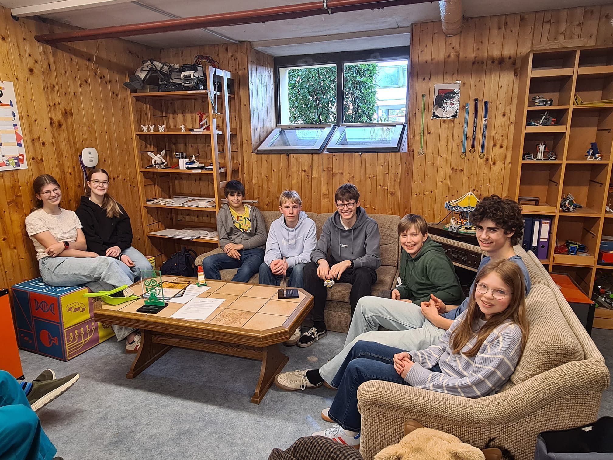 Mindestens einmal in der Woche treffen sich die Schüler im FLL-Raum im BG Dornbirn.