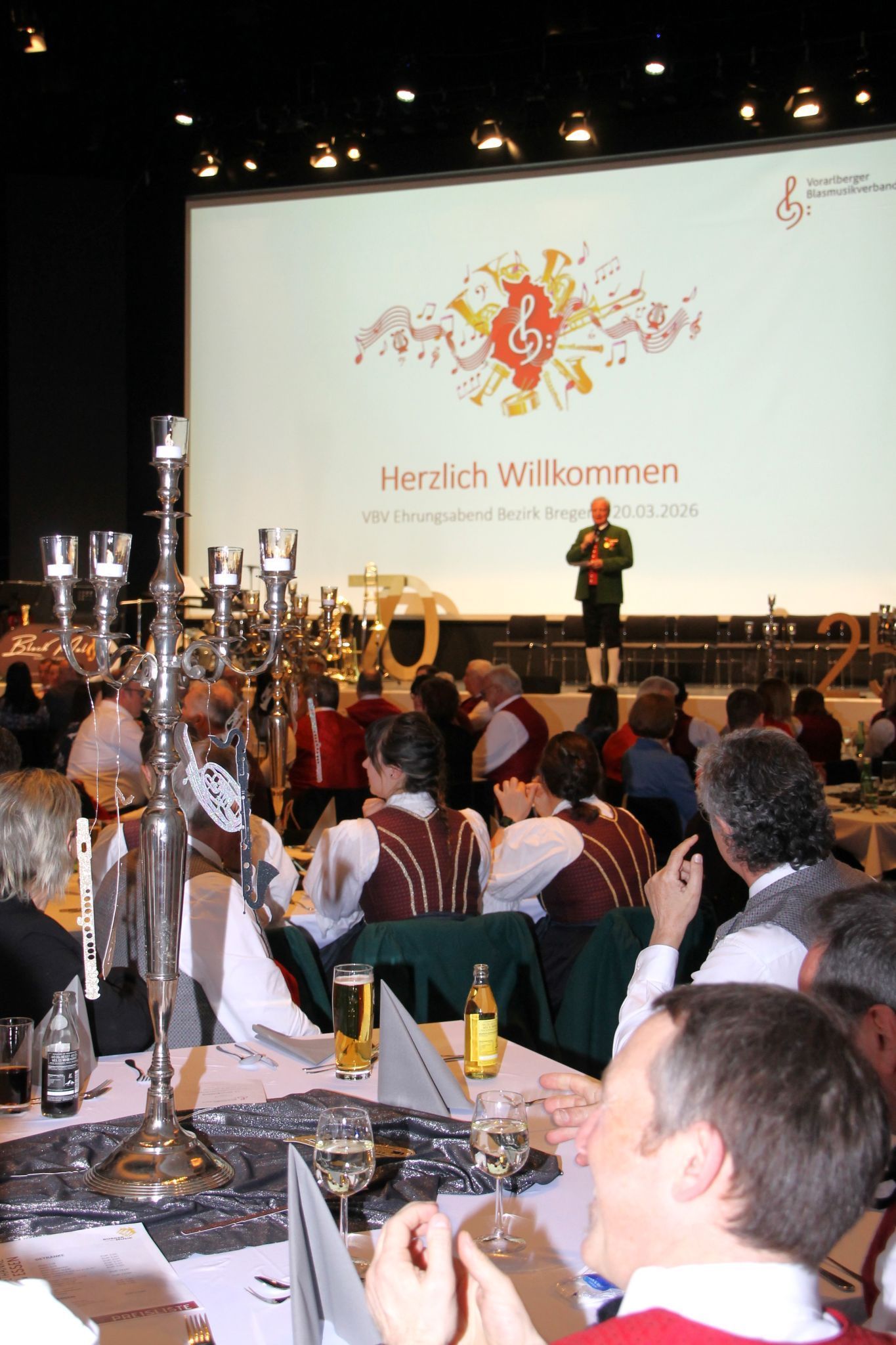 Festliche Kulisse im Spannrahmen für über 30 Musikantinnen und Musikanten sowie deren Begleitung beim Ehrungsabend.