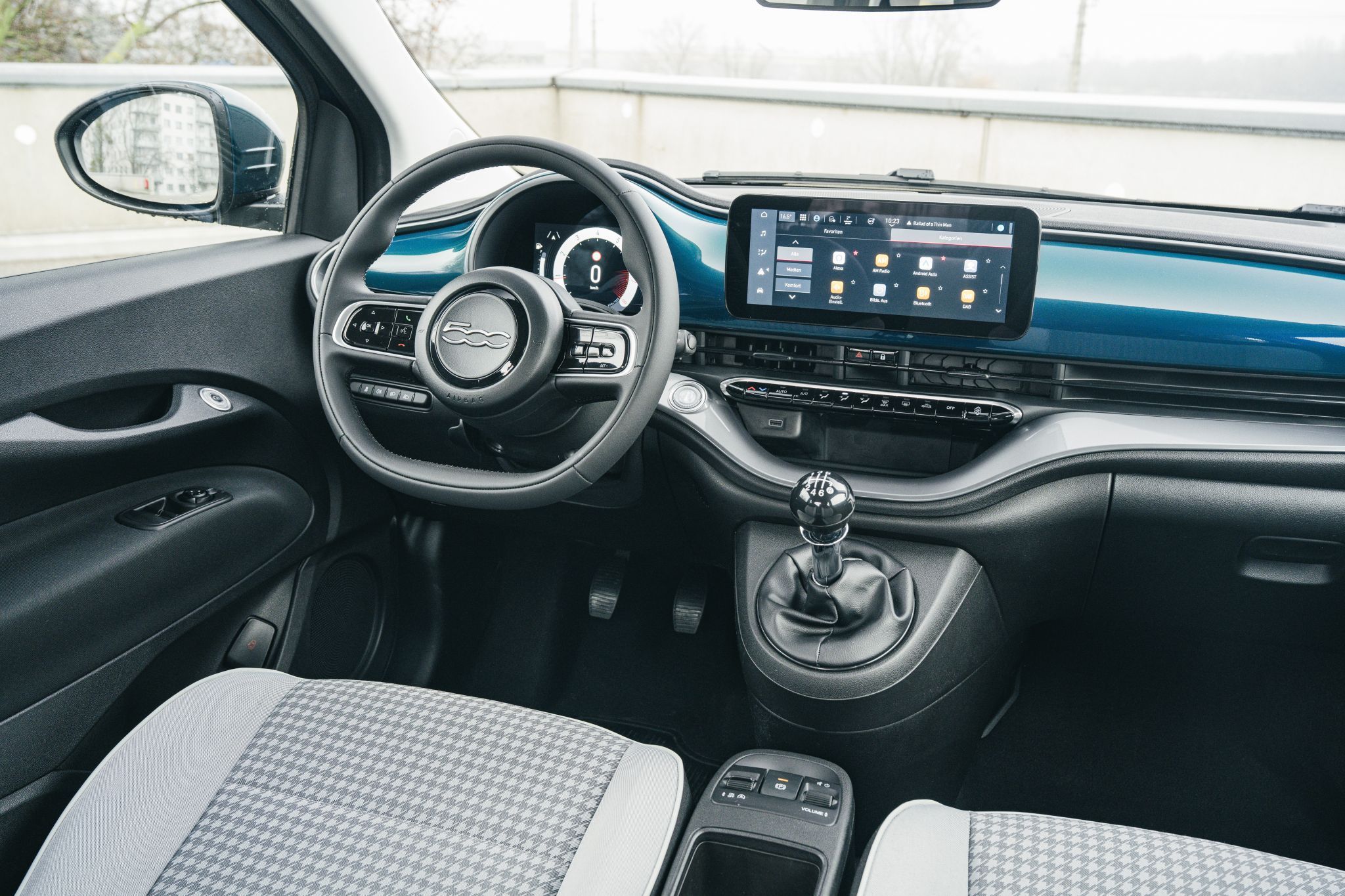Im Cockpit ist der Fiat 500 fescher denn je, mit hochwertigem Material-Mix bestückt und digital auf dem jüngsten Stand. Sogar die bisher fehlende Lenkradverstellung ist jetzt dabei!