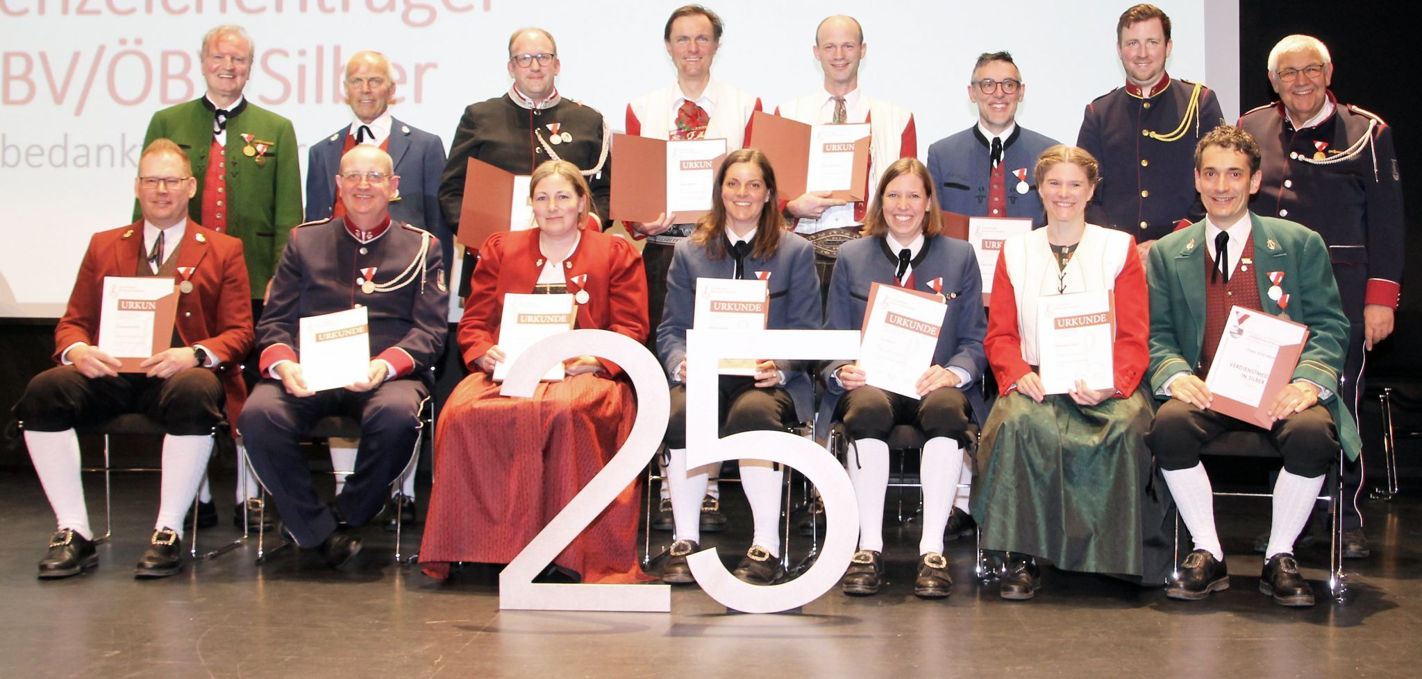 11 Musikantinnen und Musikanten erhielten in Hard eine Würdigung für 25 Jahre Blasmusikleidenschaft.