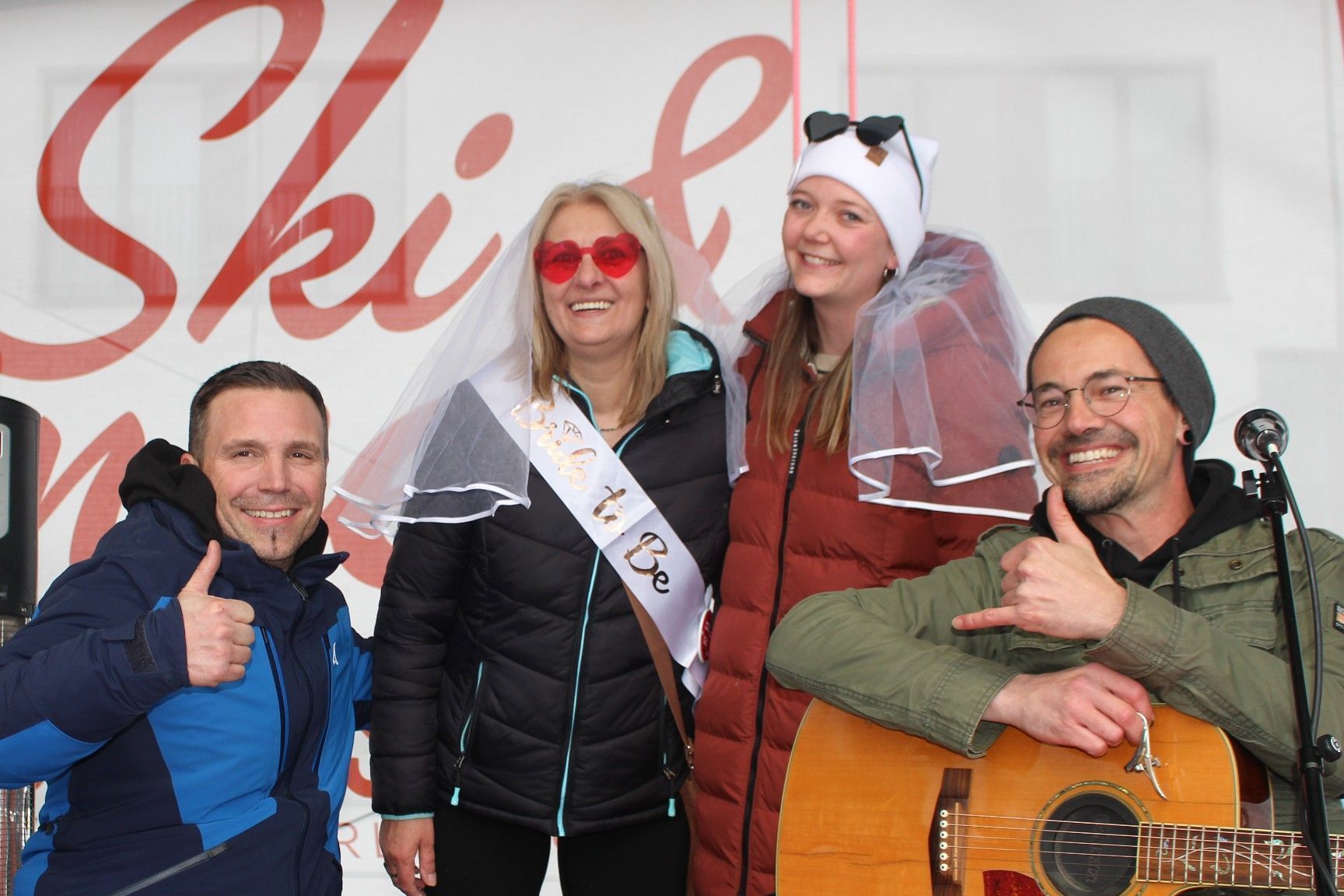 Michaela aus dem Lechtaler Häselgehr und Annabell aus Bezau unterstützten Falke & Eule auf der Warther Bühne. PETER STRAUSS