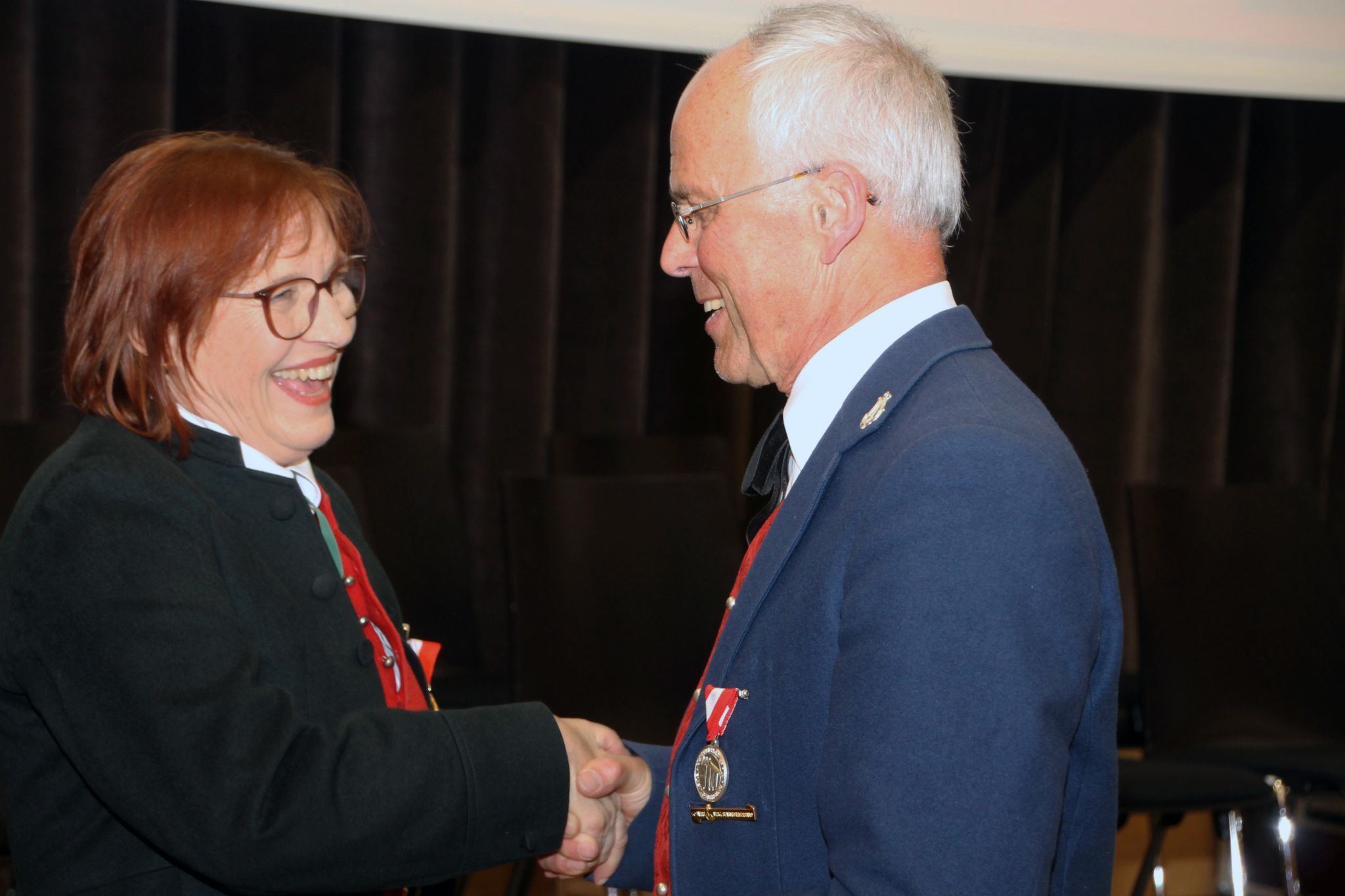 Freude über die wertschätzende Anerkennung: Ehrenbezirksobmann Engelbert Bereuter hatte bei der Verleihung alle Hände voll zu tun.