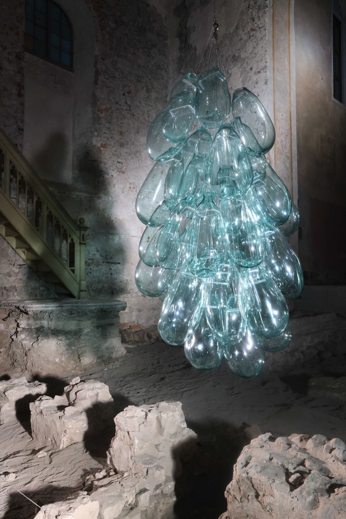 Die hängende Skulptur.