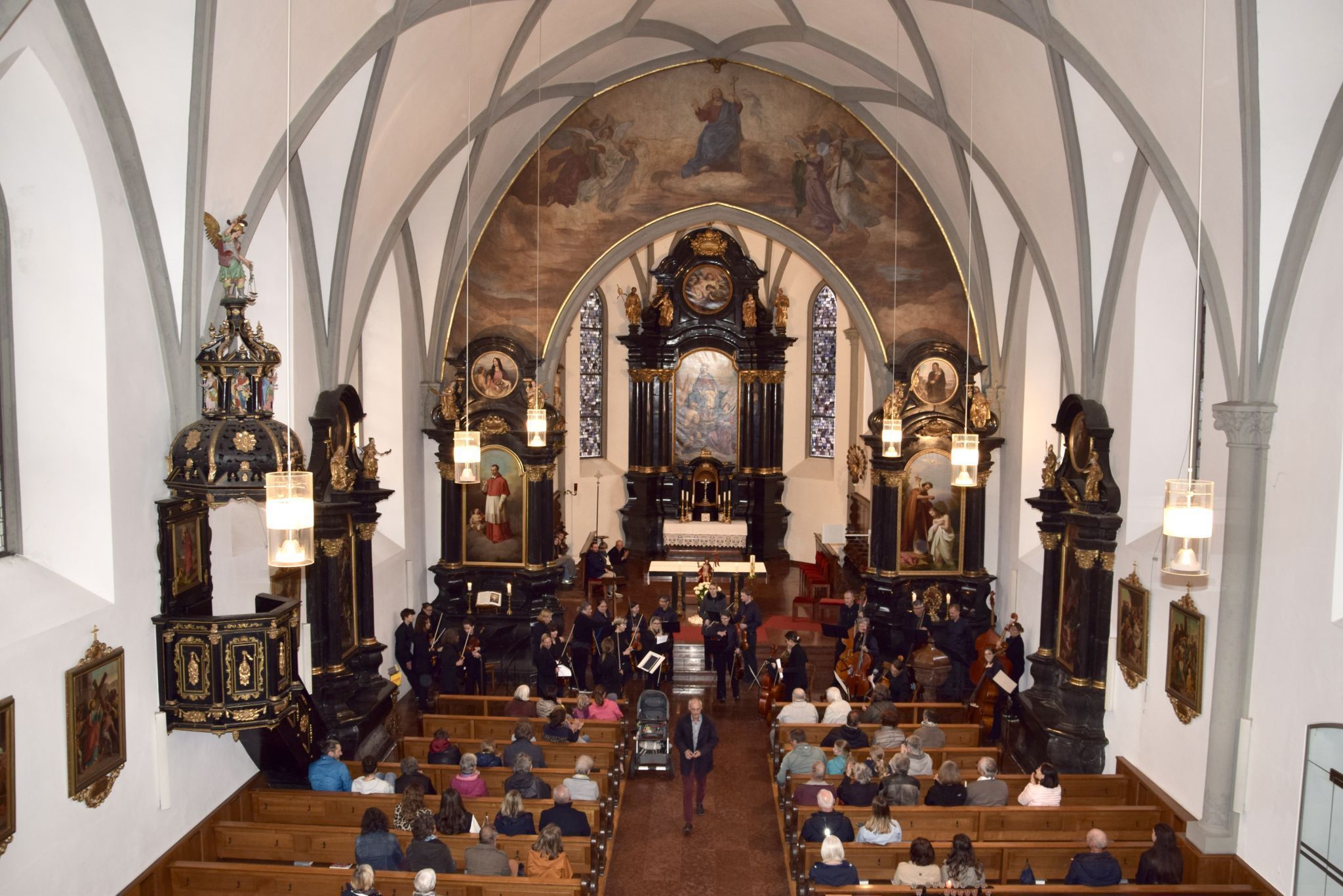 Lange Nacht der Kirchen 2025 (23. Mai) in der St. Laurentiuskirche in Bludenz: Musikalische und liturgische Meditation zum Thema Frieden. Es spielte das Städtische Orchester Bludenz.