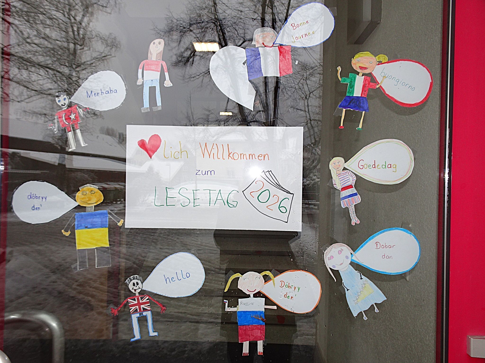 Schon am Eingangstor wurde klar, was beim Lesetag dieses Jahr im Mittelpunkt steht: Die Vielfalt der Sprachen. 