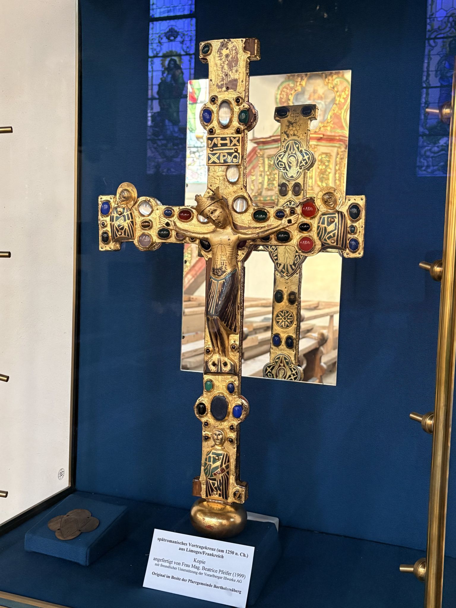 Eines der bedeutendsten Kunstdenkmale in Vorarlberg ist das spätromanische Vortragekreuz aus den Jahren um 1225/20, hier dessen Kopie von Beatrice Pfeifer in der 