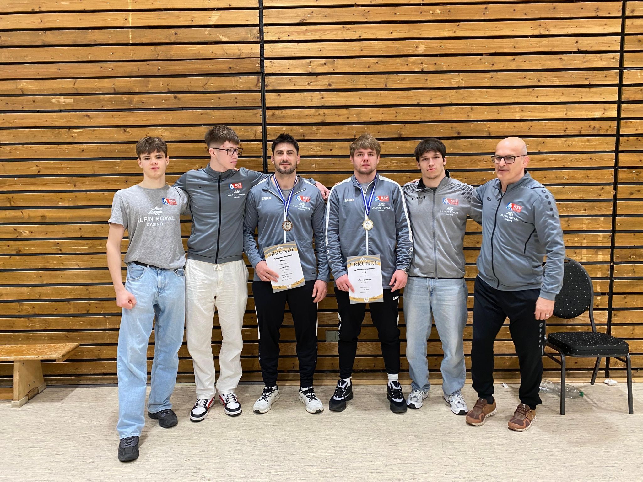 Trainer Michael Häusle mit seinen Schützlingen. Alek Esselbach, Julian Lange, David Losert, Anton Hrybelnik und Linus Häusle.