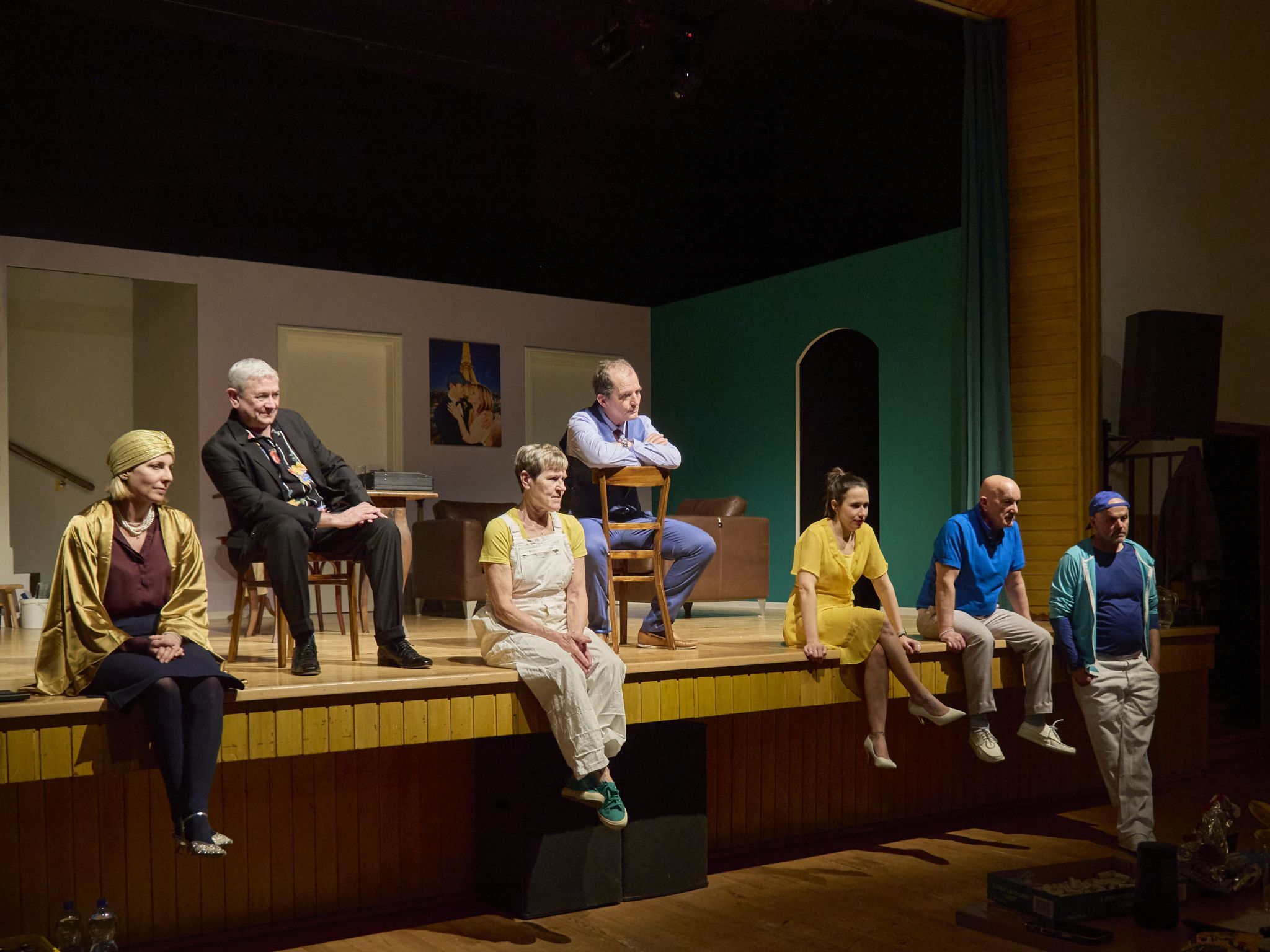 Die Gruppe lauscht dem Feedback der Regie.