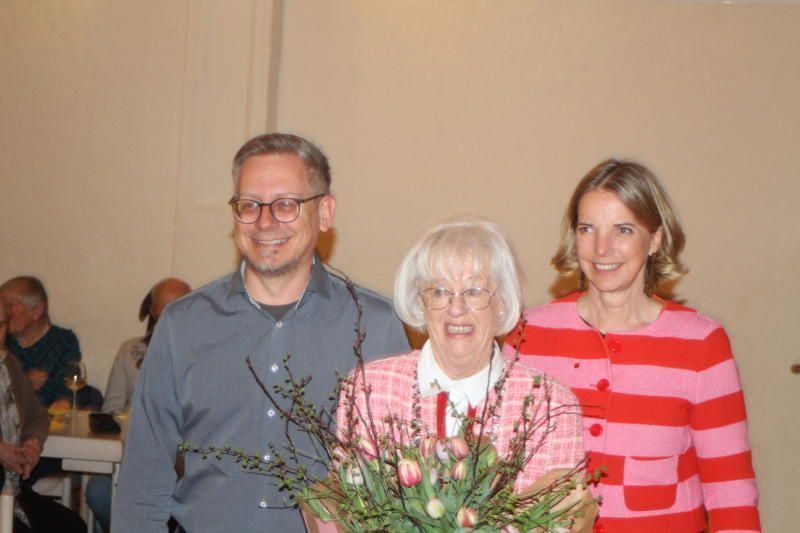 Bürgermeister Michael Schnetzer und Vizebürgermeisterin Gerda Schnetzer-Sutterlüty (r.) bedankten sich und gratulierten Reinelde Gut.