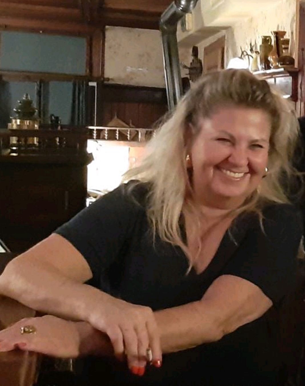 Sabine hinter der Theke ihres Gasthauses. Das 