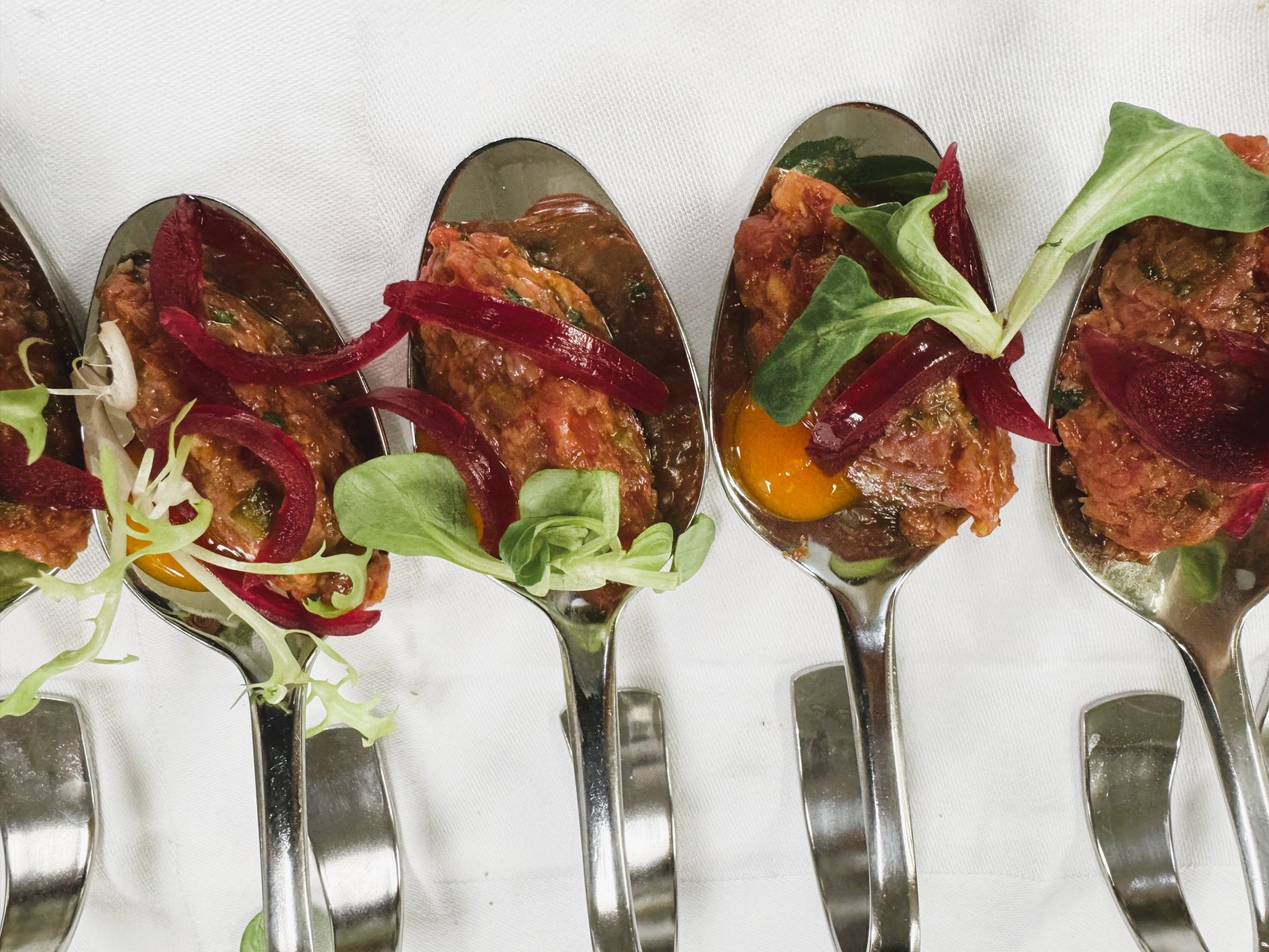 Beef Tatar mit Eigelbcreme.