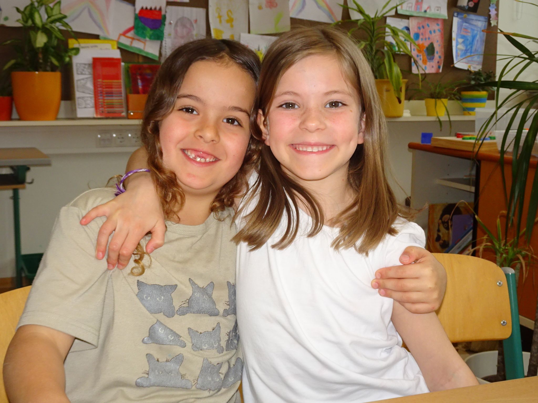 Josefine (li.) freute sich mit ihrer Freundin Philipa sehr über den Besuch ihres Papas Stefano beim Lesetag. 