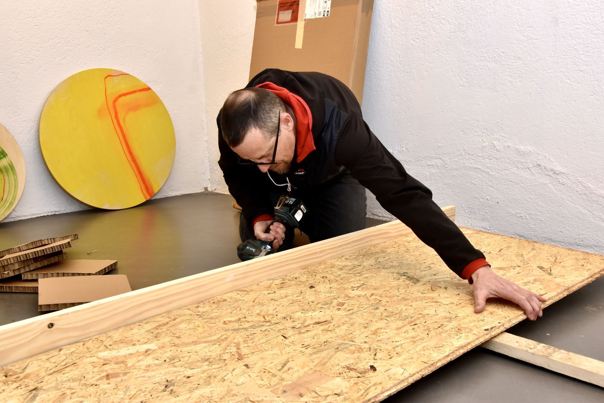 Lothar Flatz bei den Abbauarbeiten im Ausstellungsraum von Rebecca Marent
