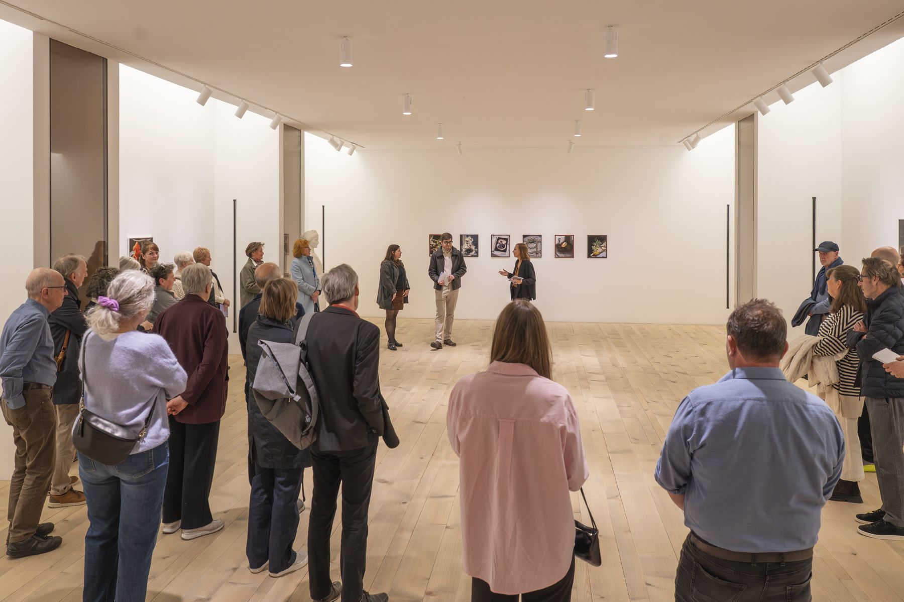 Zahlreiche interessierte Gäste bei der Vernissage der neuen Ausstellung Everyday Mythologies