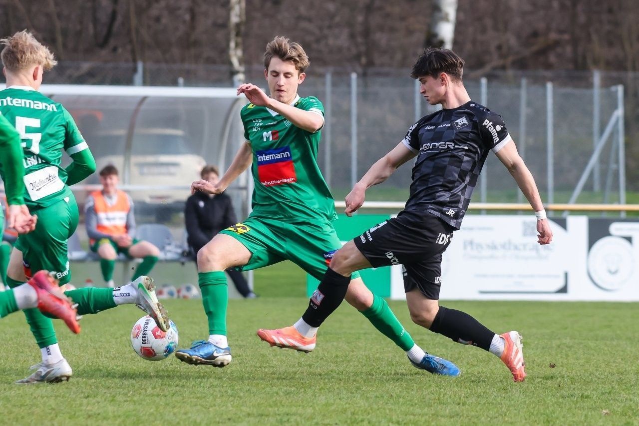 Yannick Gruber im Duell mit Pascal Dietrich. VN-STEURER