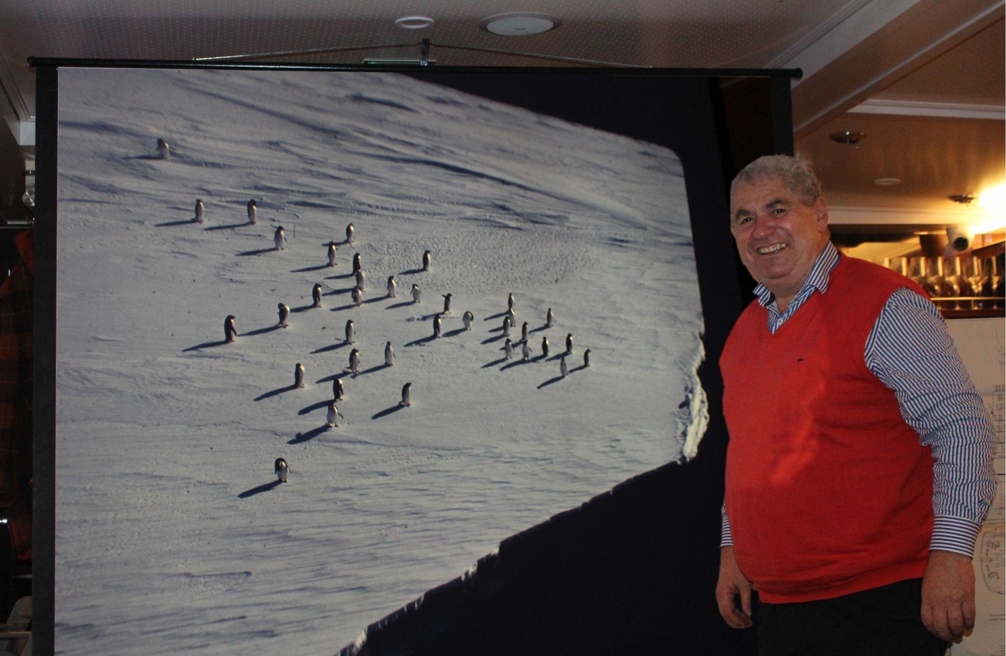 Als hätten sie das lange geprobt: drei Dutzend Pinguine nahmen als „Begrüßungskomitee“ Aufstellung auf der riesigen Eisscholle, als die Ice Bird eine Anlegemöglichkeit sucht.