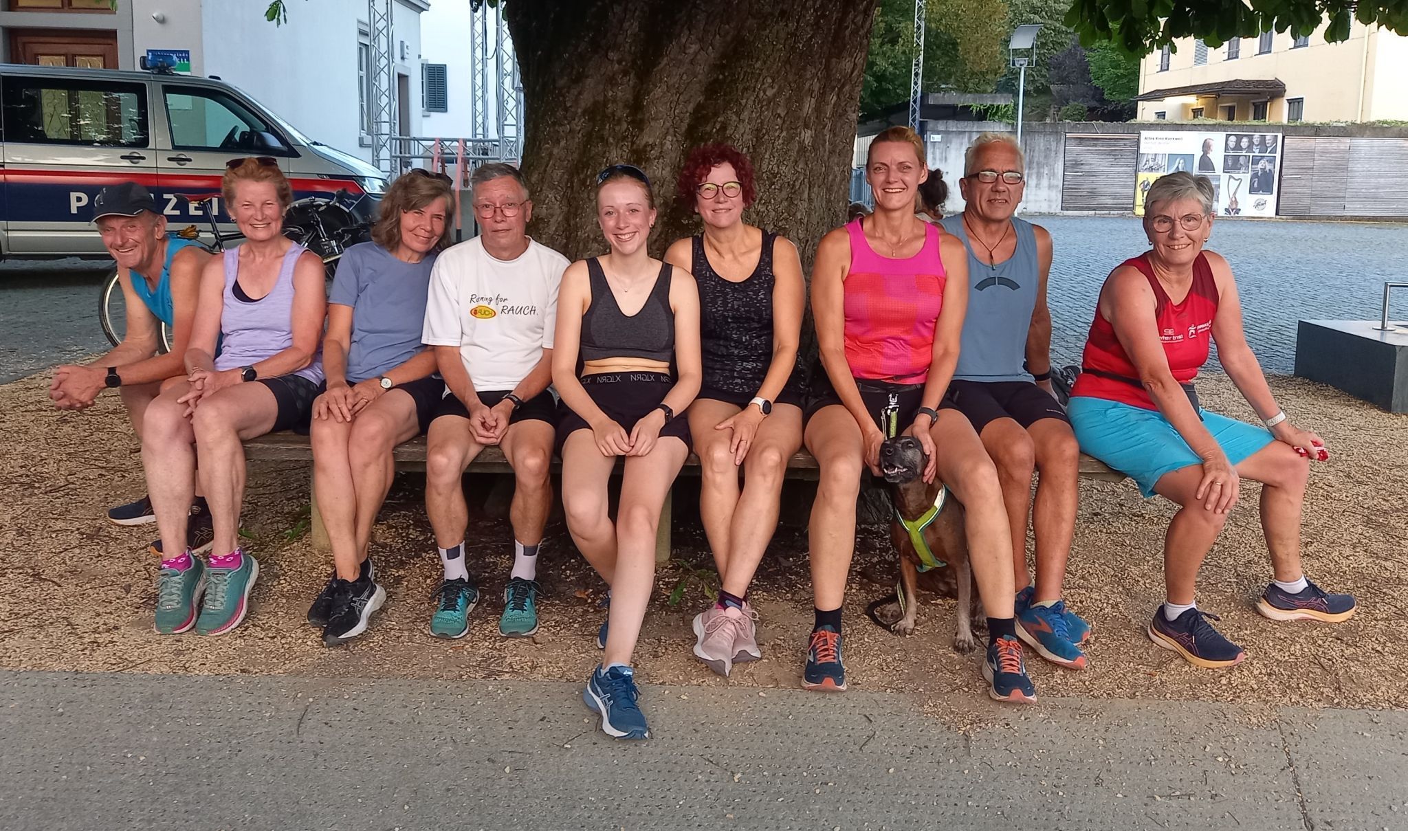 Frauen und Männer laufen gemeinsam in Rankweil.