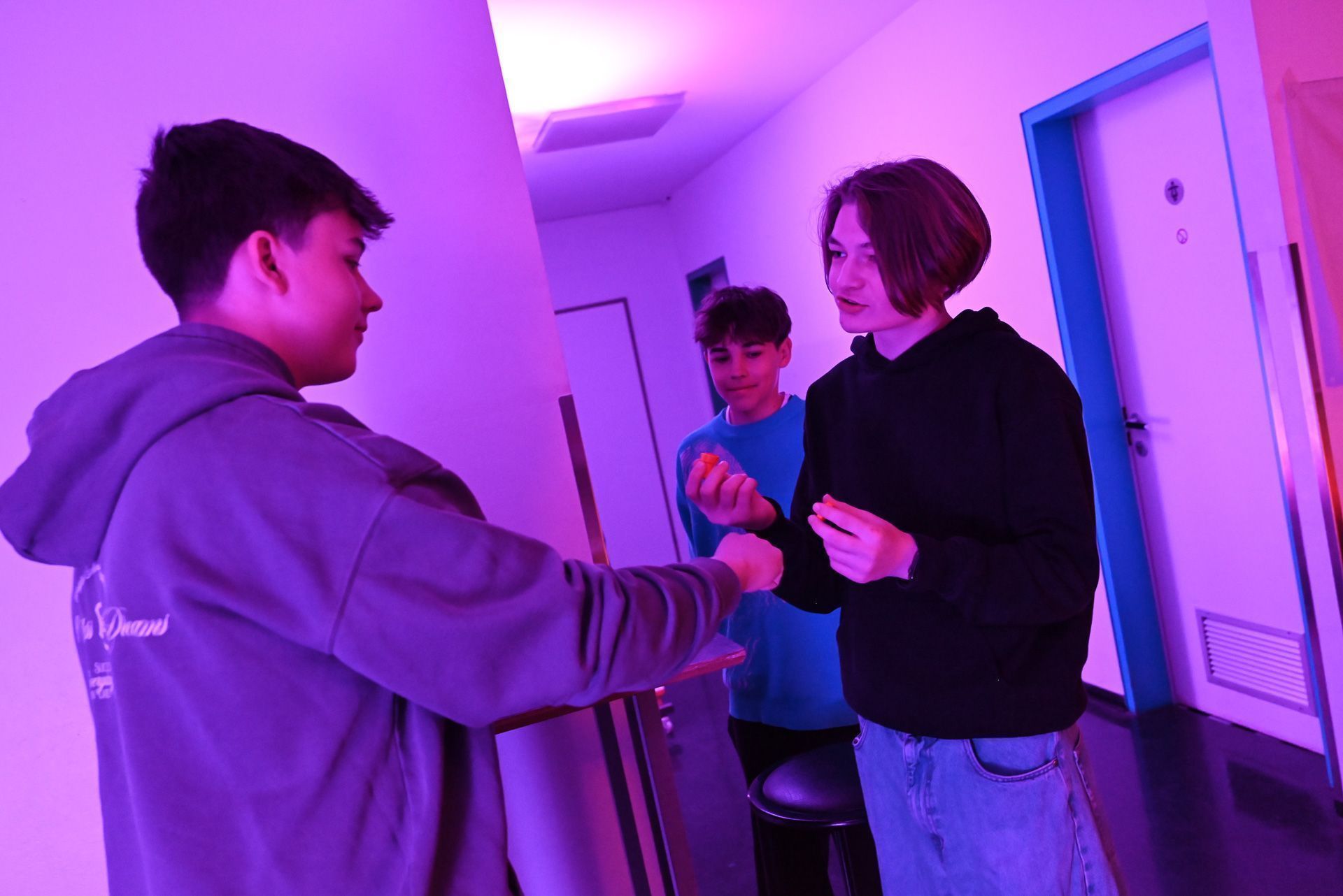 Konstantin und Josua verteilten Stempel beim Eingang.