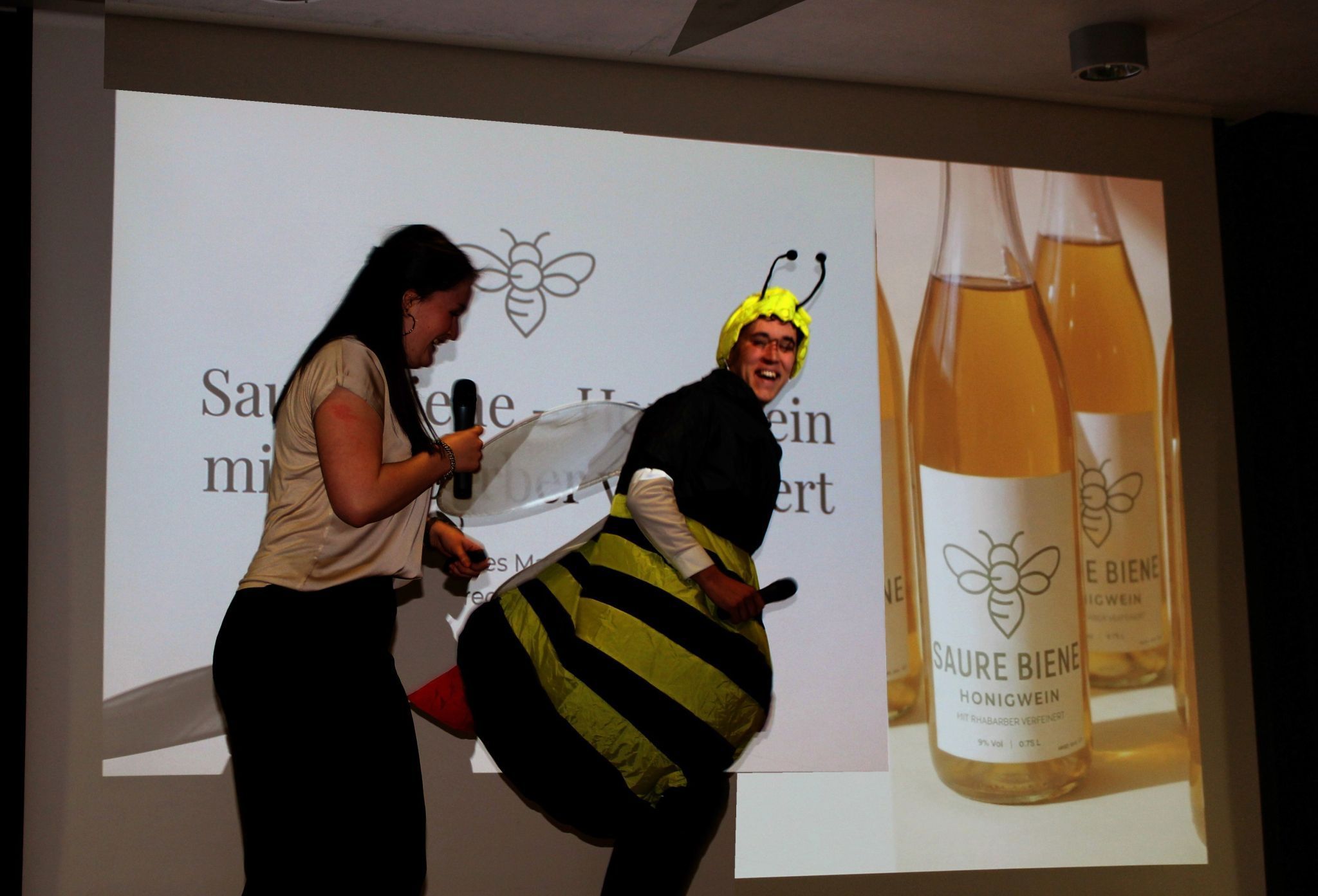 Ein bisschen Spaß darf sein: Florian Bereuter stellte mit Helena Albrecht das Projekt Saure Biene als Biene Maja vor.   