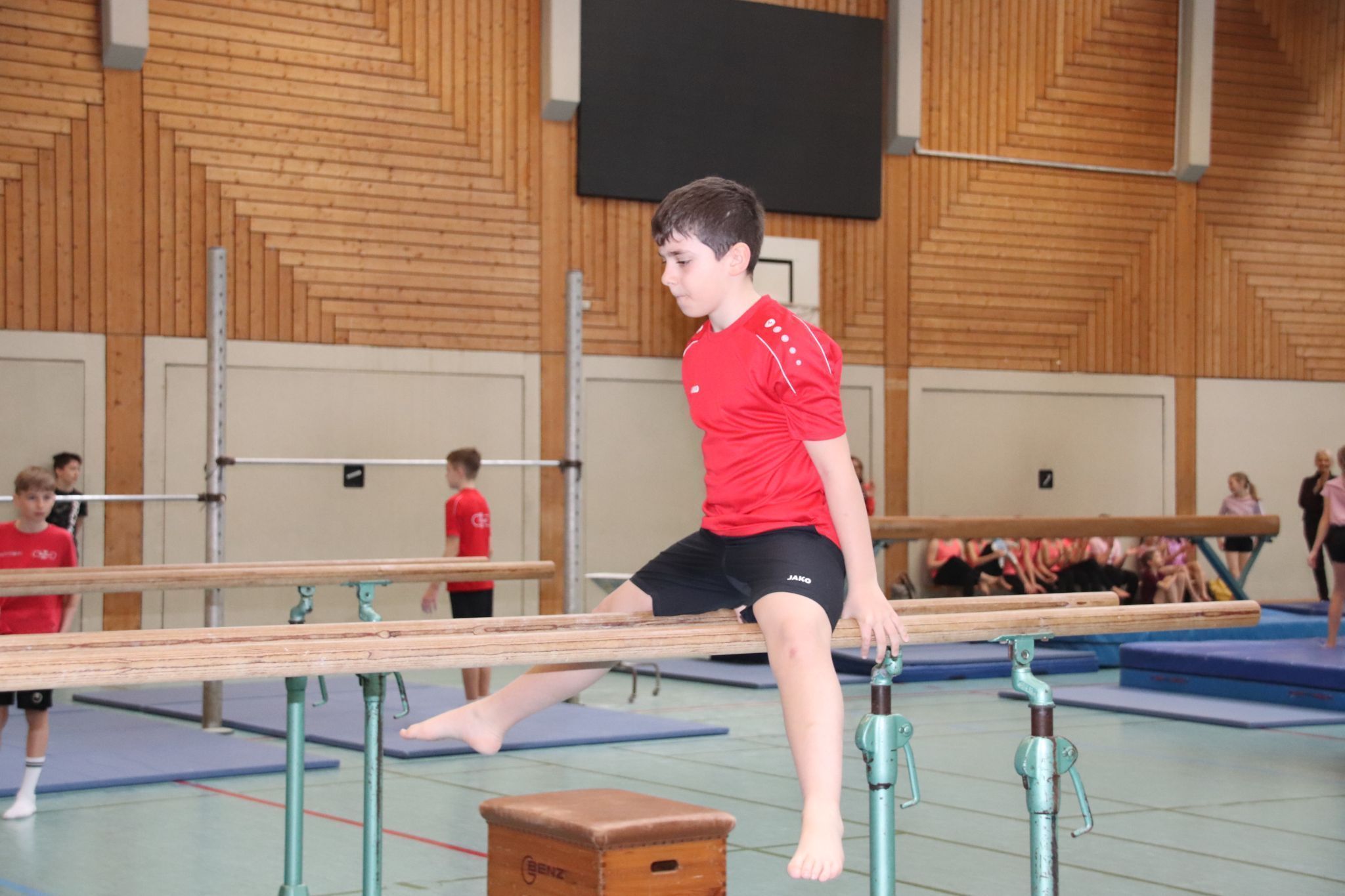 Die Übungen am Barren brauchen Kraft und Konzentration. (Foto: NAM)