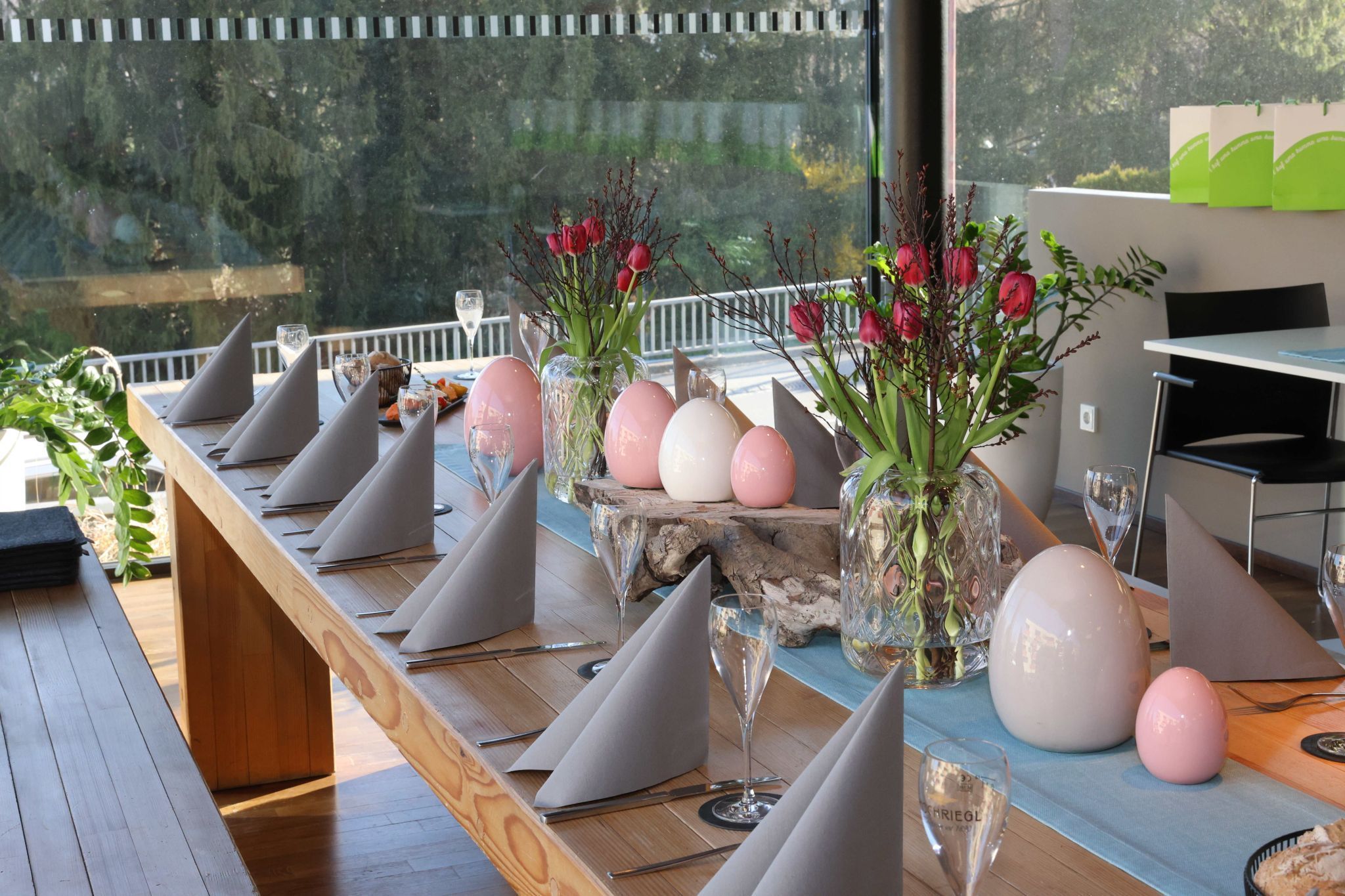 Vorösterliche Tischdekoration.