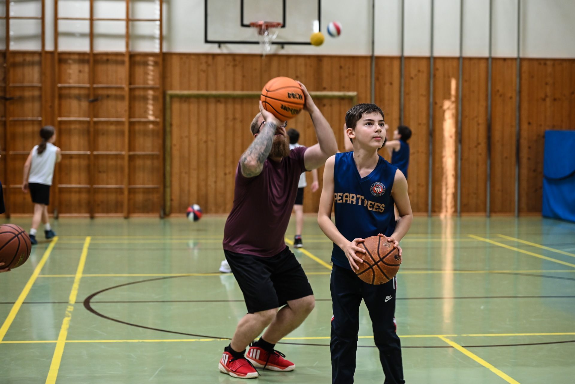 Der Blick der jungen Basketballer ist stets auf den Korb gerichtet.