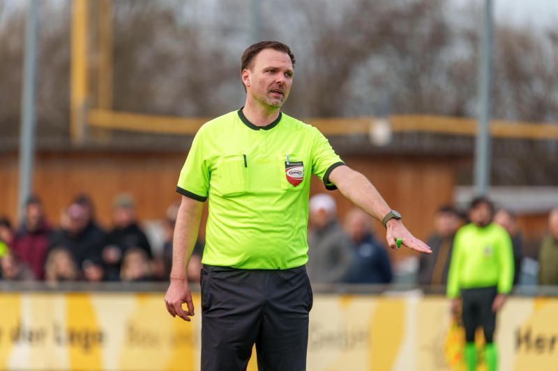 Schiri Martin Dichtl musste viele Karten zeigen. 