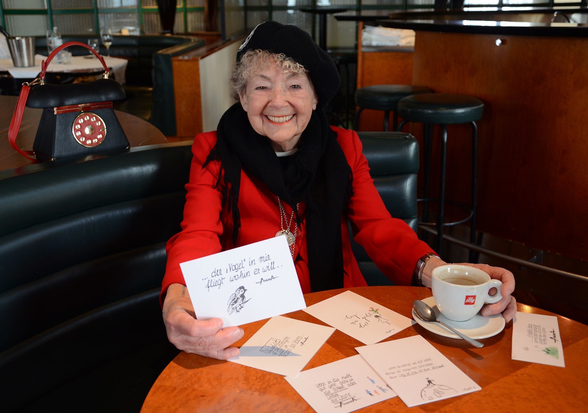 Anna Ganthaler schreibt gerne und oft. Einige ihrer handgeschriebenen Karten hat sie ins Café mitgebracht. HRJ