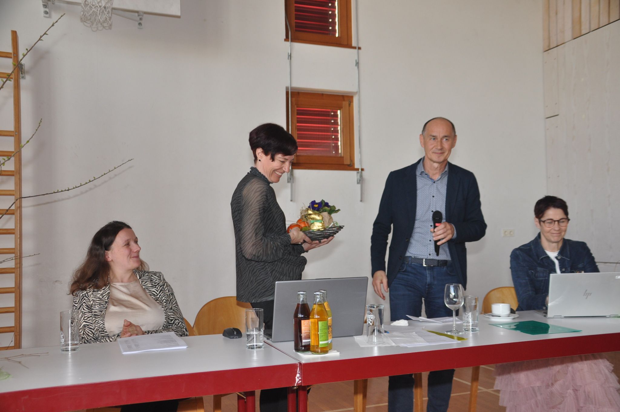 Georg Türtscher bedankt sich bei Bianca Konzett