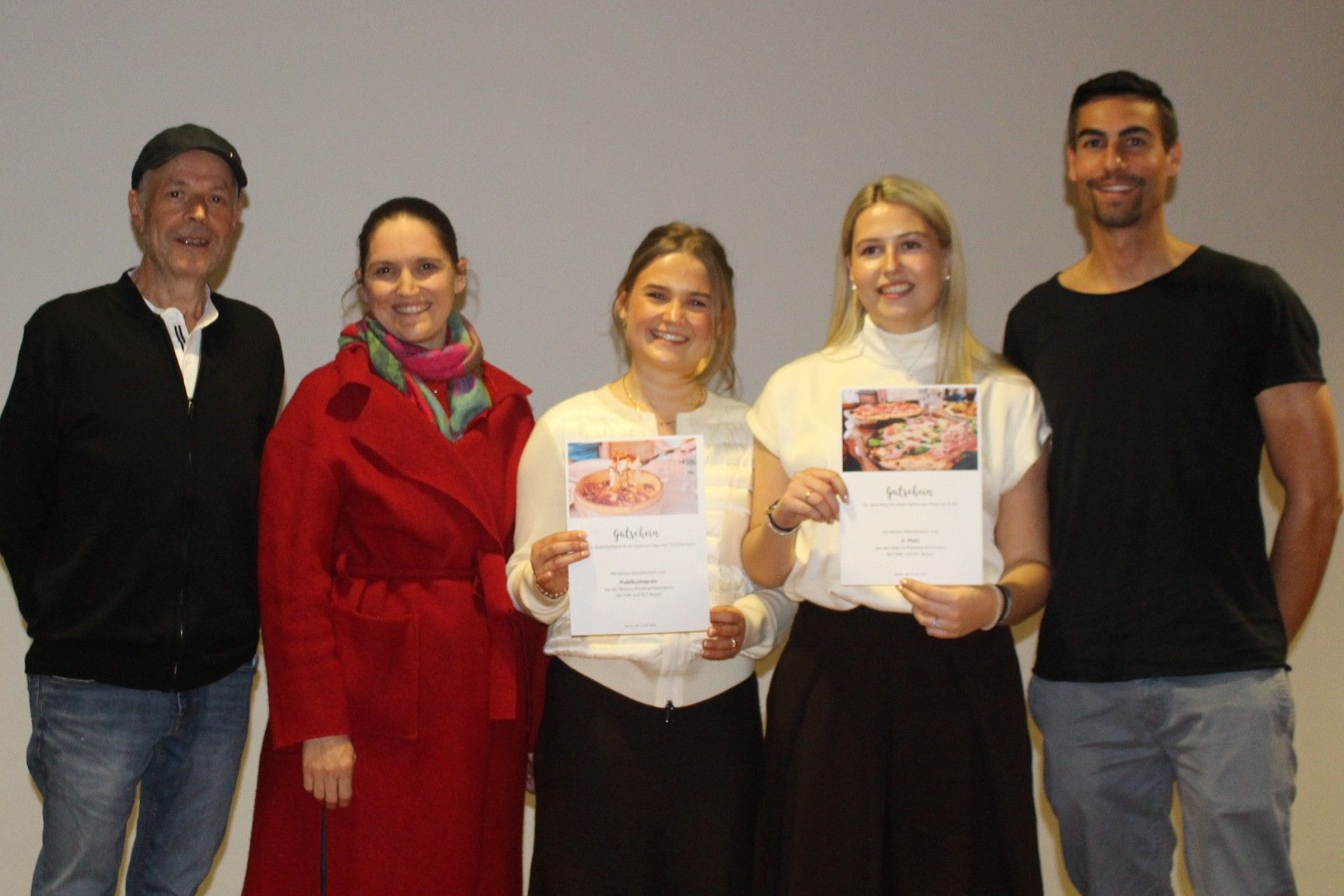 Funglow nennt sich die spektakuläre Arbeit von Janina Feurstein und Lena-Maria Kaufmann. Gemeinsam mit ihrem Betreuungslehrer Johannes Kreutziger, Ingo Metzler und der Apothekerin Evelyn Braun entwickelten sie Produkte auf Basis der heilenden Wirkungstoffe des Igelstachelbartpilzes.