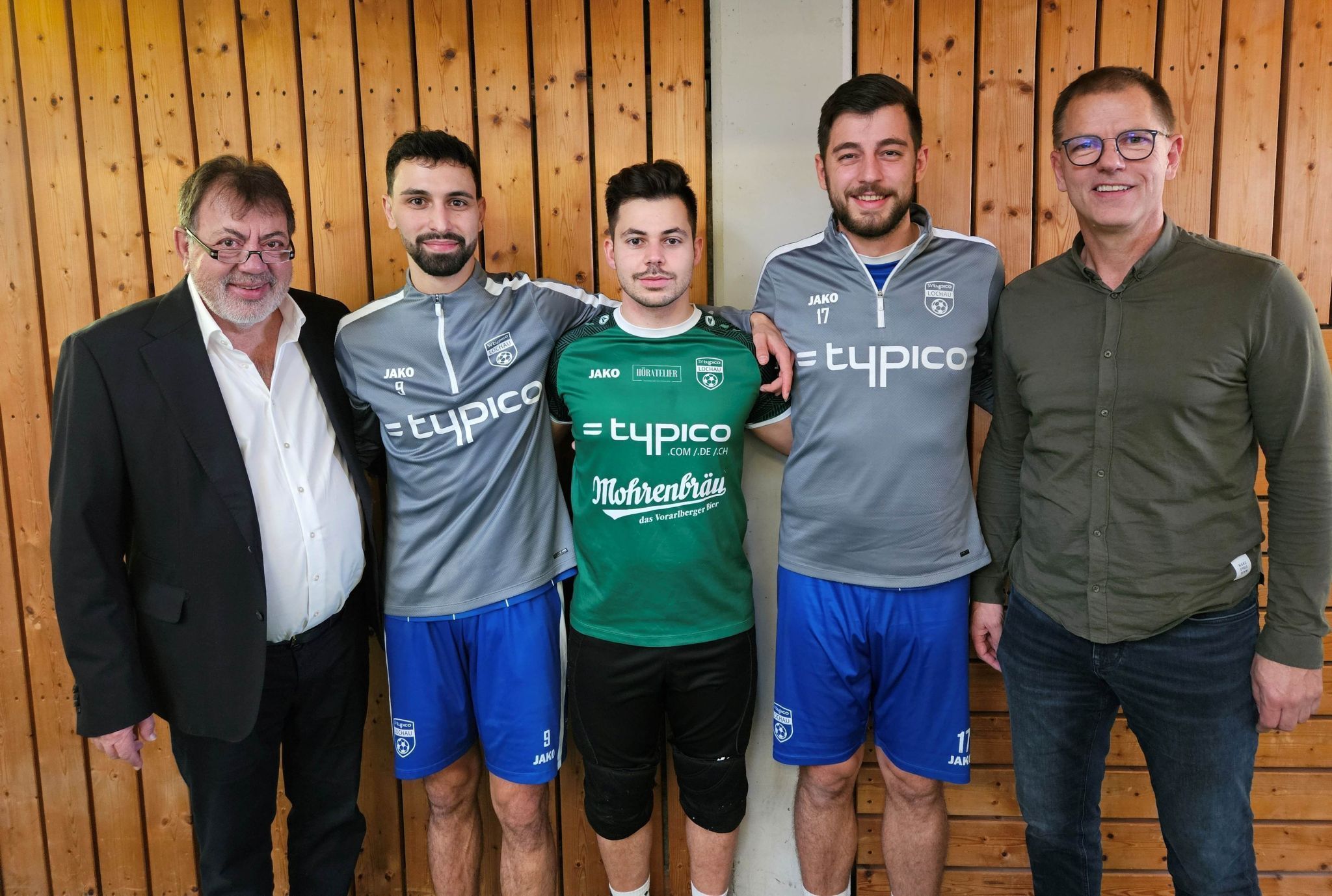 Mit viel Elan und großer Motivation geht der SV typico Lochau in die Frühjahrsmeisterschaft 2026: Vereinsobmann Egon Haag, Neuerwerbung Kristijan Dulabic, Tormann Sandro Eichhübl, Kapitän Fabio Feldkircher und der Sportliche Leiter Markus Feldkircher. 